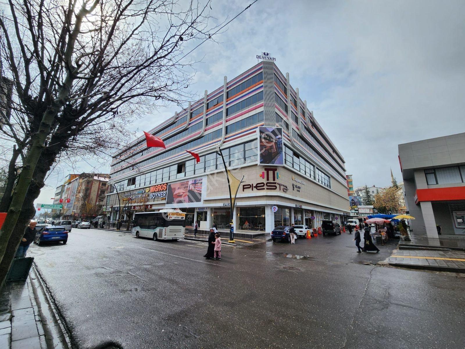 Emlak Dünyasın 'dan Piesta Avm De Kiralık Ofis