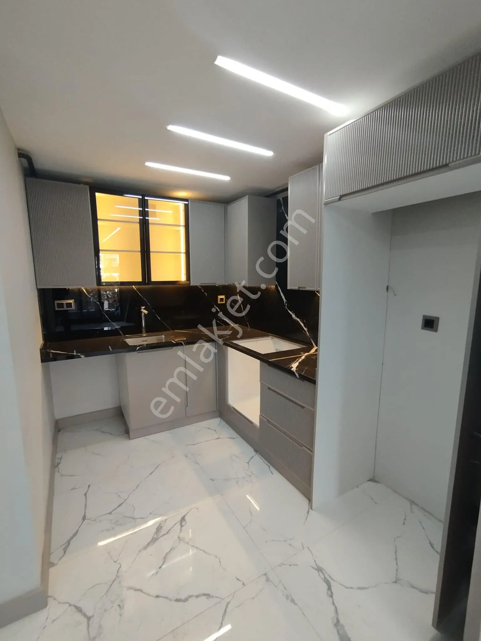 Cadde Üzerinde Yeşil Fırın Civarı Kapalı Otoparklı 2+1 Köşe Başı Sıfır Lüks Daire - Görsel 2