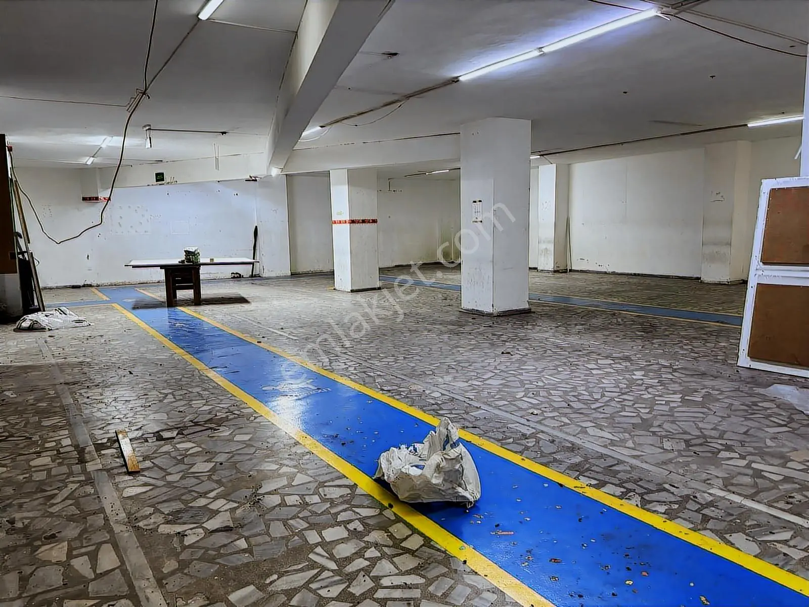 Merkezi Konumda Düz Girişli 650 M² İskanlı Kiralık Depolu Dükkan - Görsel 4