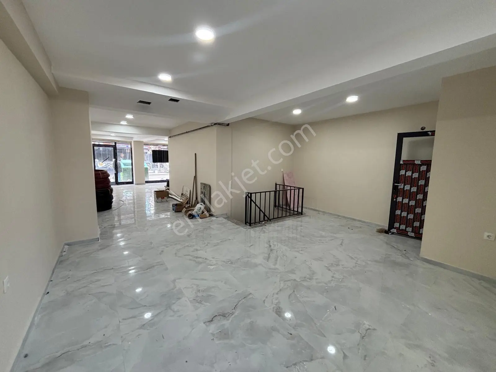 Mahmutbey Caddesi Üzerinde 150 M² Depolu Kiralık Dükkan