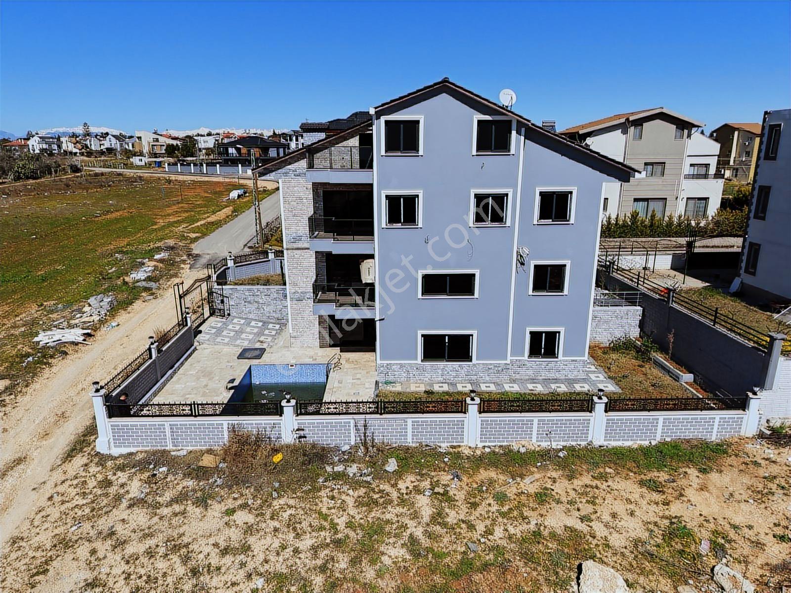Çınarlı Mevkii Havuzlu İskanlı 9+2 Lüx İşçilikli Tripleks Villa - Görsel 20