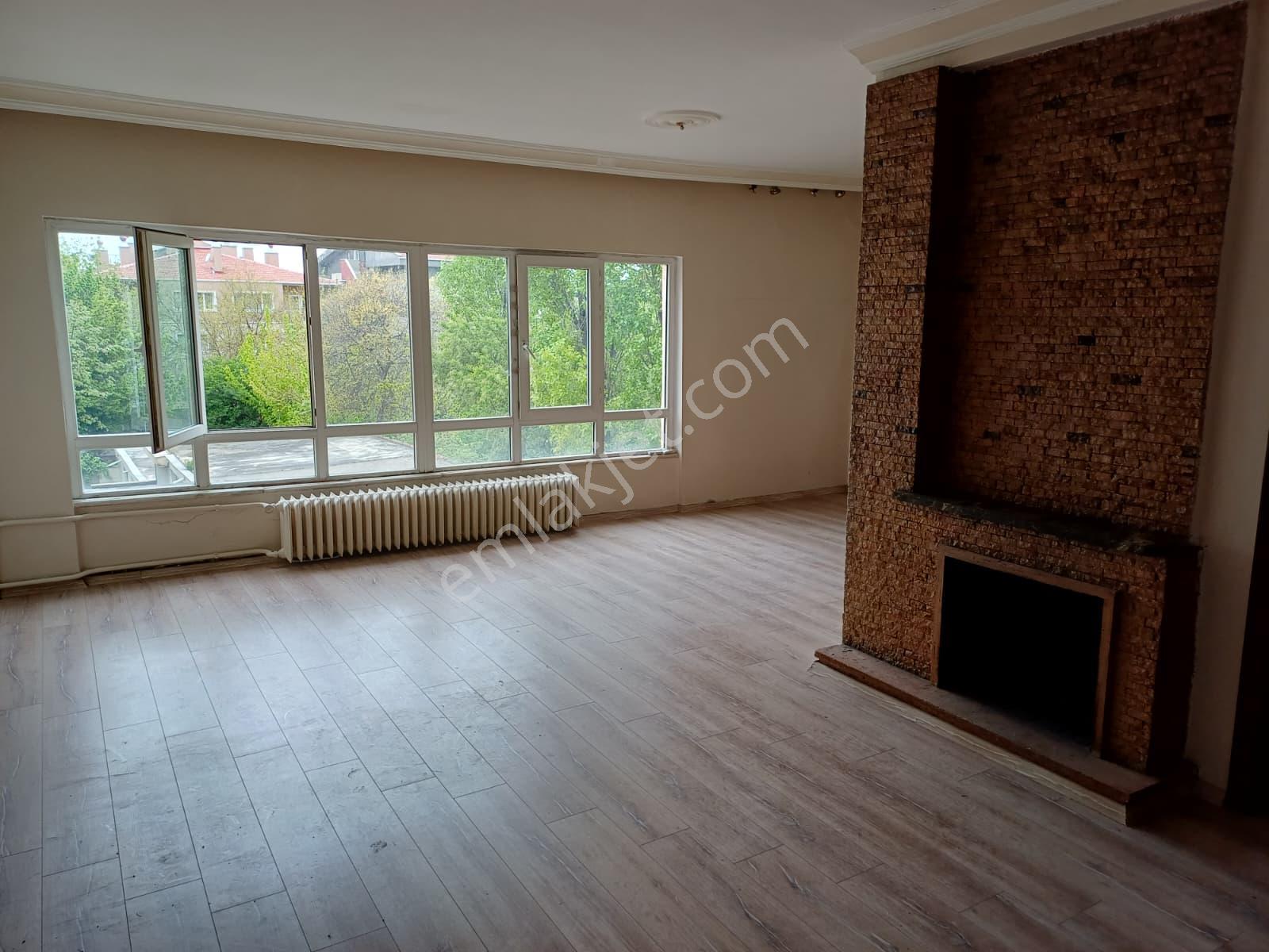 Aşağı Ayrancı Kıbrıs Sokakta Açık Otoparklı Katta Manzaralı 3+1 Satılık Daire - Görsel 2