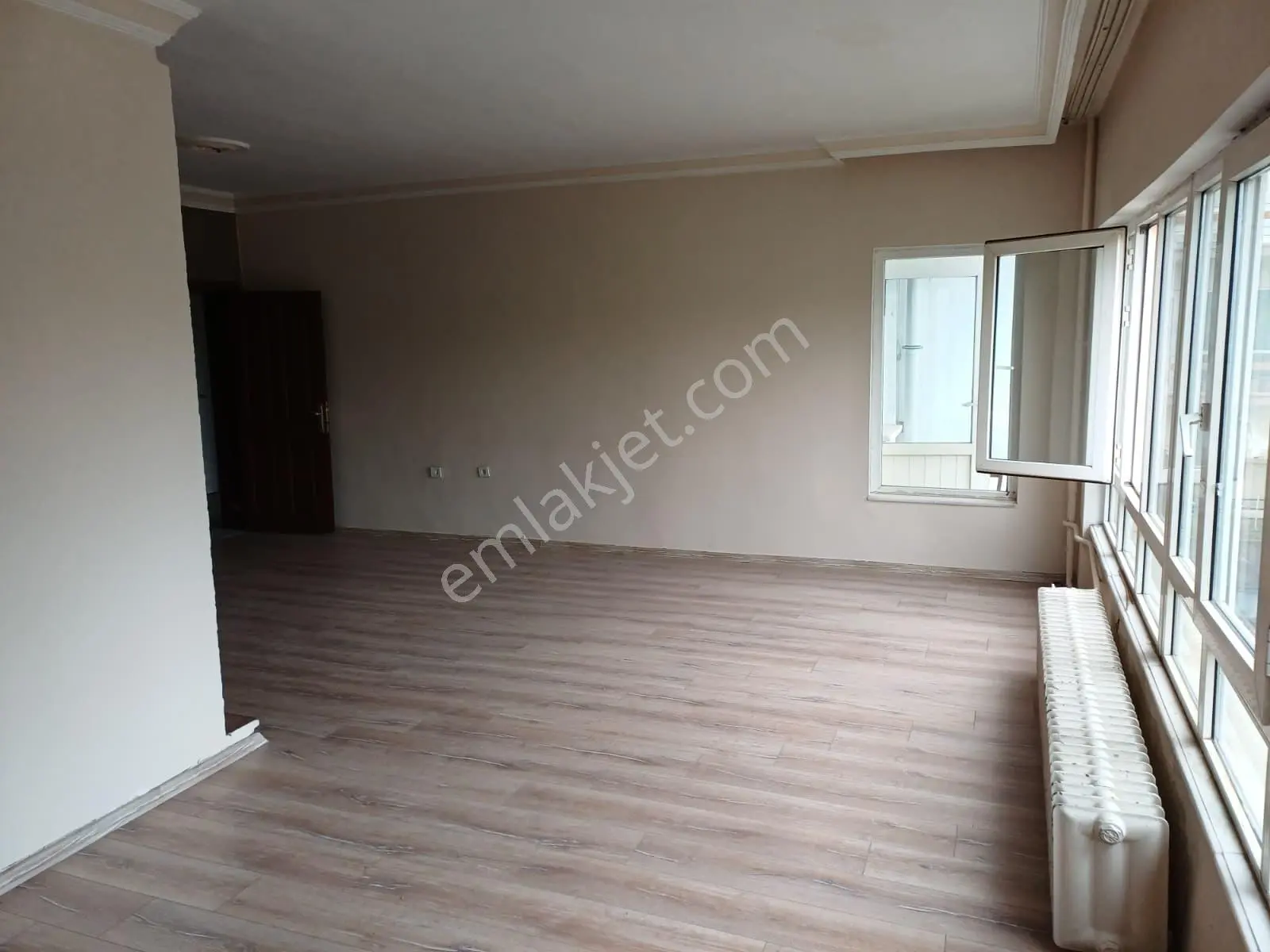 Aşağı Ayrancı Kıbrıs Sokakta Açık Otoparklı Katta Manzaralı 3+1 Satılık Daire - Görsel 3