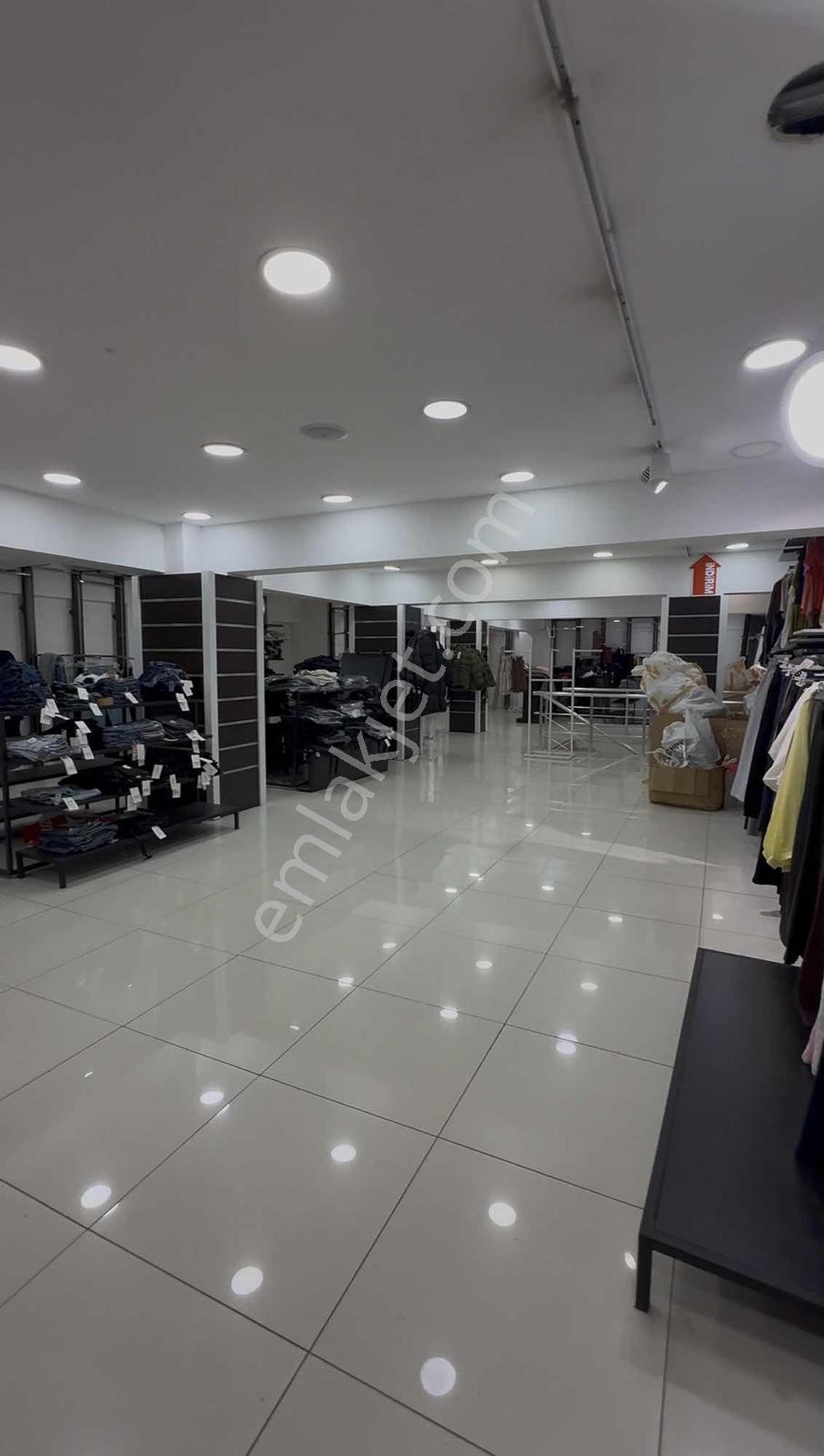 Vergi Dairesi Karşısı | 3 Katlı 350 M² Dükkan - Görsel 2