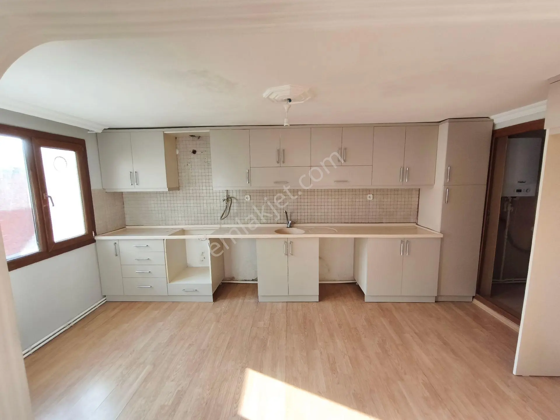 Sarnıç Hürriyet Mahallesi Kapalı Teraslı Geniş Kiralık 2+1 Daire
