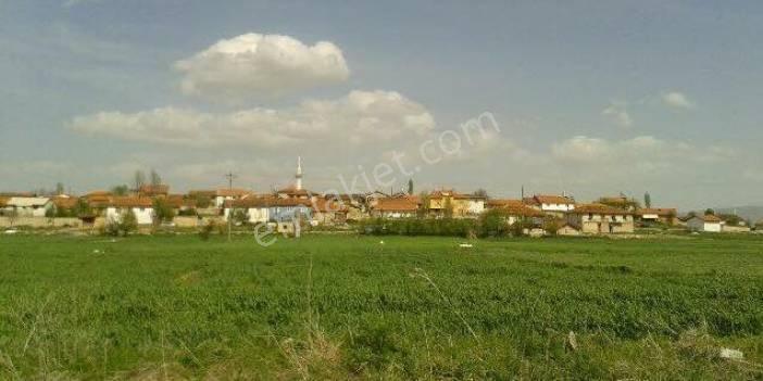 Kütahya Çavdarhisar'da İlçe Merkezine Yakın 2.290 M2 Düz Arazi !