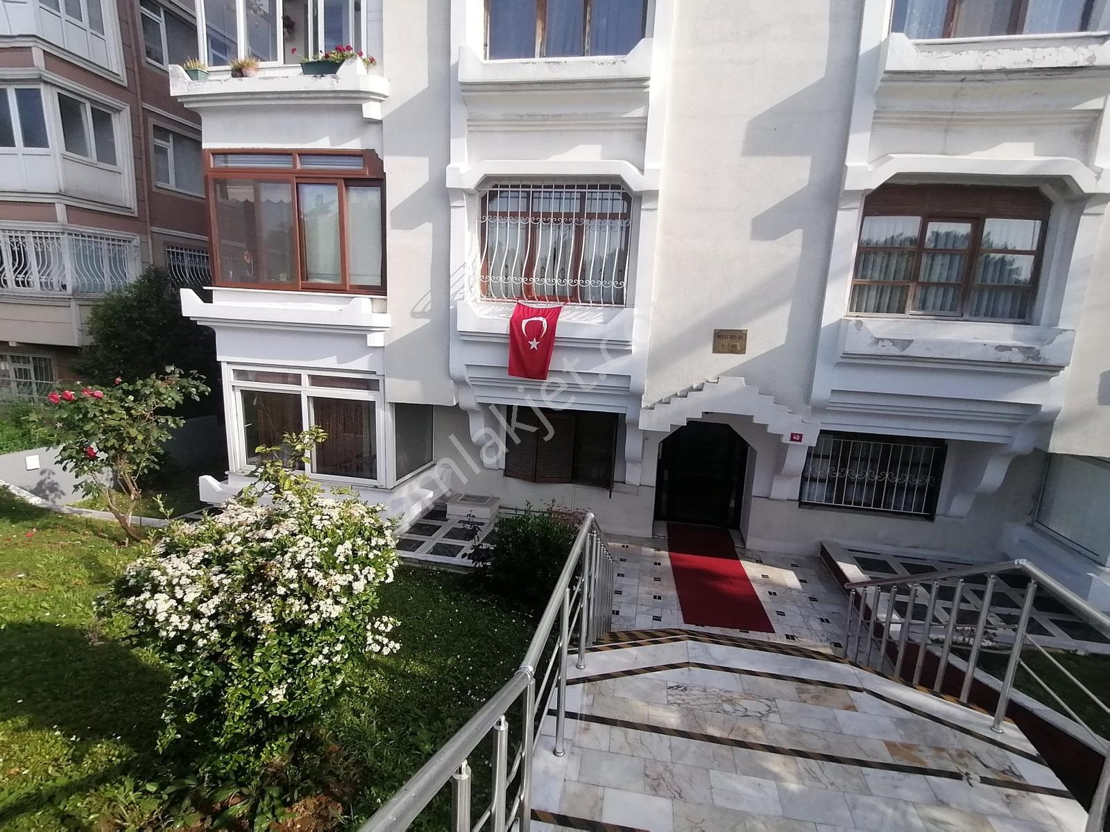Yeşilköy Eski Havaalanı Cd. Üzeri Sitede Bahçe Çıkışlı 130m2 3+1