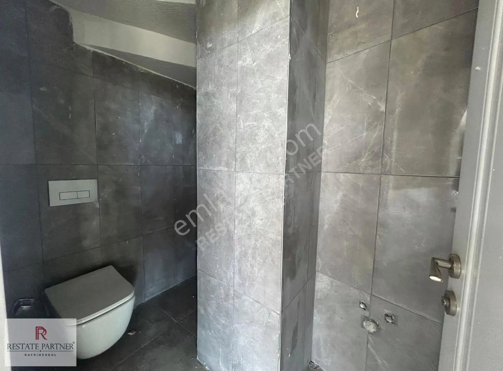 Akdeniz Caddesi'nde | Yüksek Tavanlı | Geniş Vitrinli Kiralık - Görsel 2