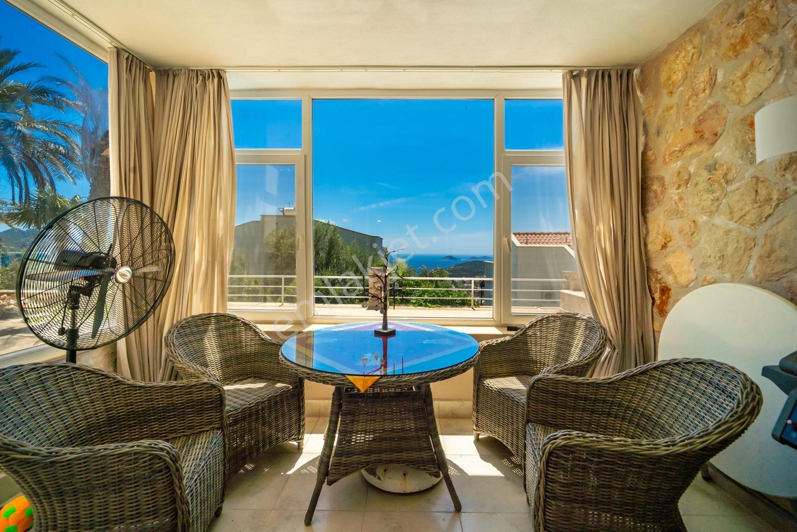 Kalkan Kızıltaşta 3+1 Satılık Villa