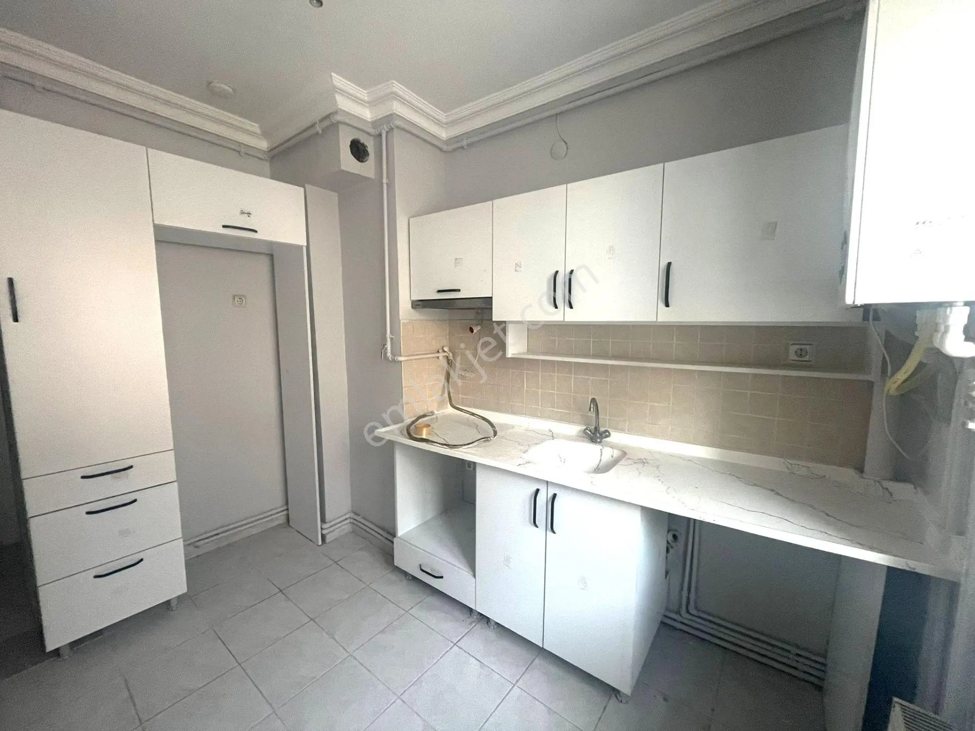 Recep Ümit'ten Gazi Yakup Satar Caddesi Üzerinde Büyük Park Karşısı Kiralık 3+1 Asansörlü Daire