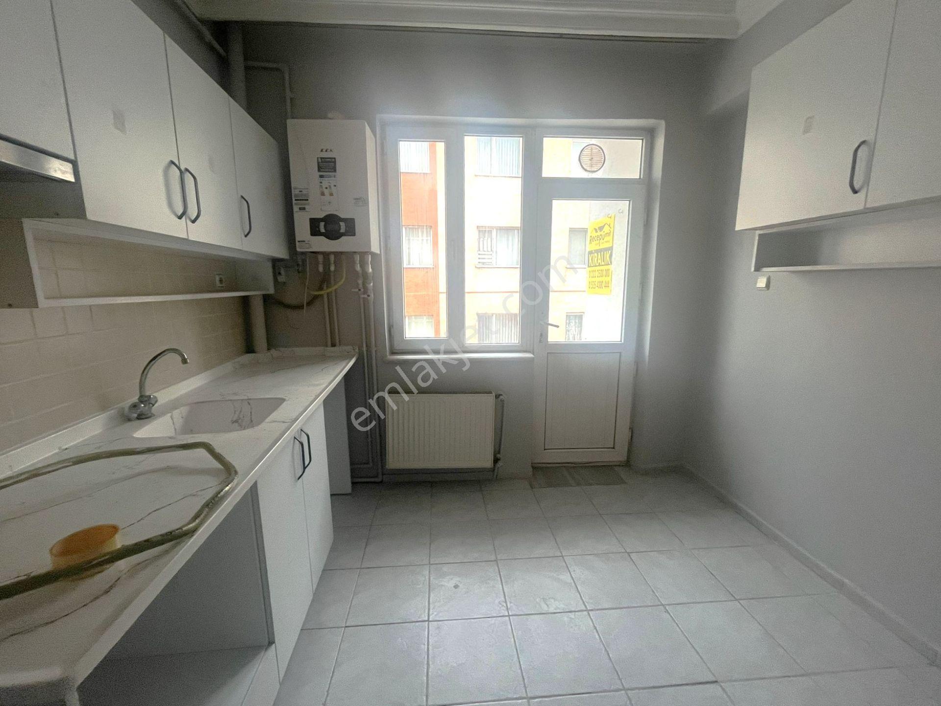Recep Ümit'ten Gazi Yakup Satar Caddesi Üzerinde Büyük Park Karşısı Kiralık 3+1 Asansörlü Daire - Görsel 3