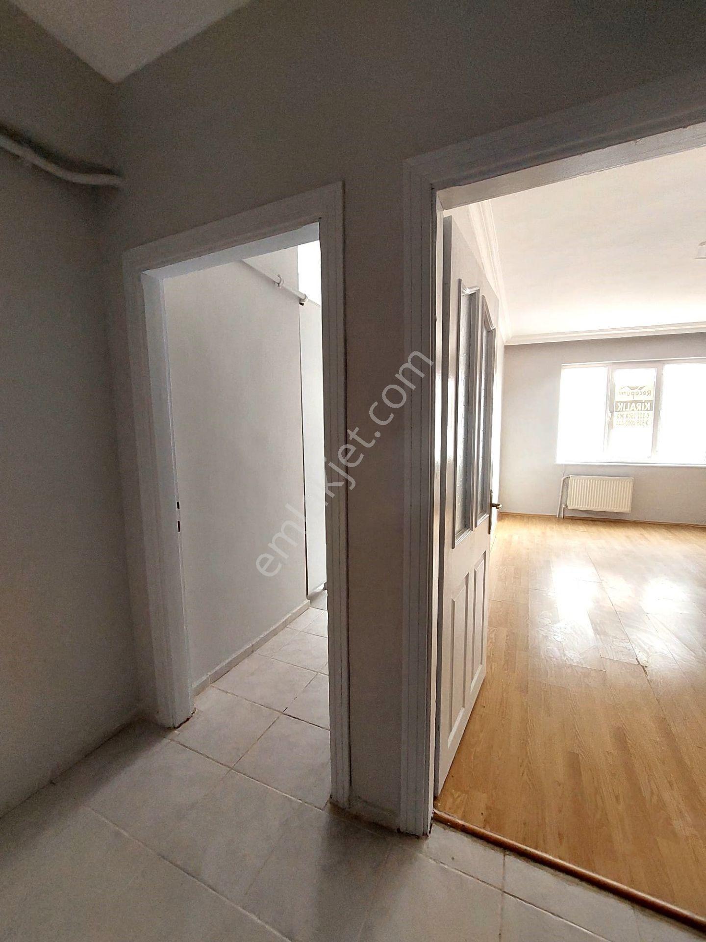 Recep Ümit'ten Gazi Yakup Satar Caddesi Üzerinde Büyük Park Karşısı Kiralık 3+1 Asansörlü Daire - Görsel 9