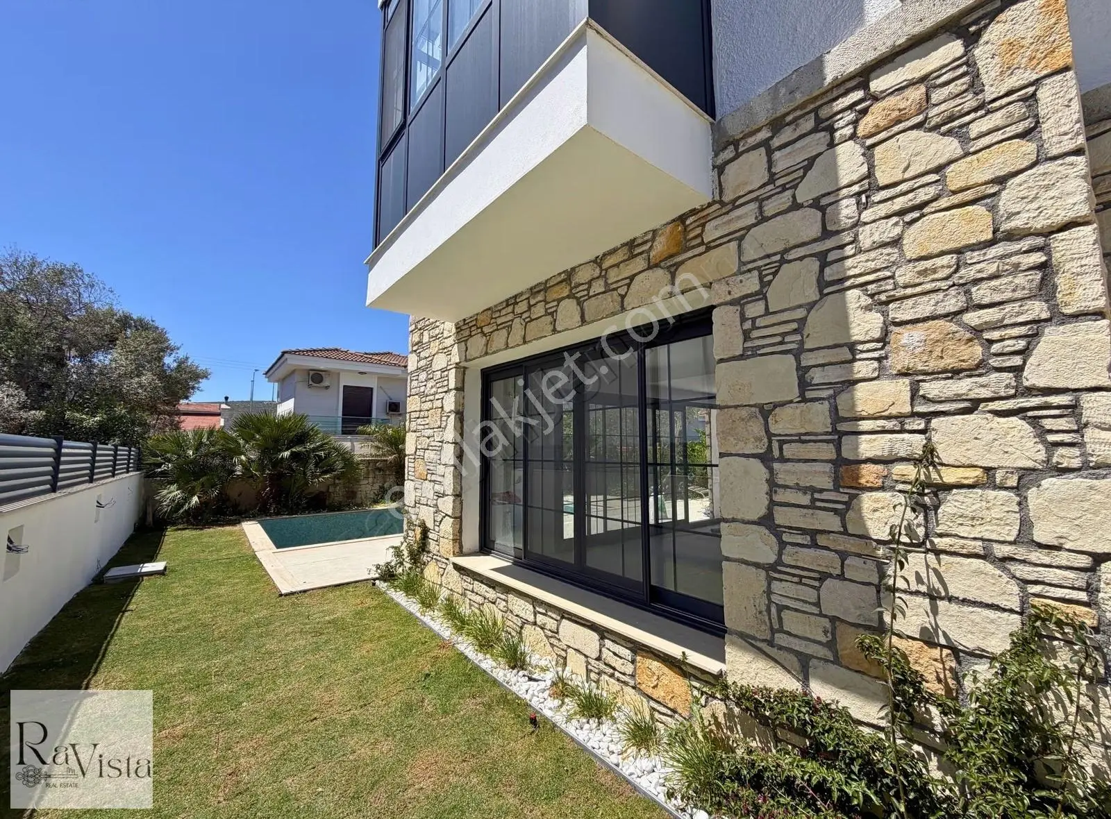 Çeşme Alaçatı M. Yürüme Mesafesinde Tam Müstakil Havuzlu Villa - Görsel 3