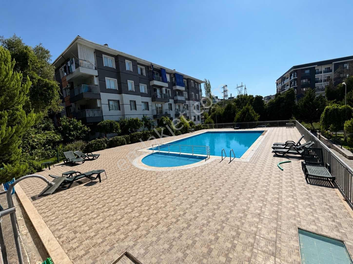 Kuşadasında 3+1 Geniş Kullanımlı Havuzlu Sitede Daire