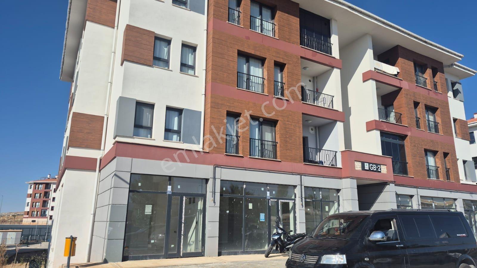 Muhteşem Lokasyon Kadınhanı 42 M2 Dükkan