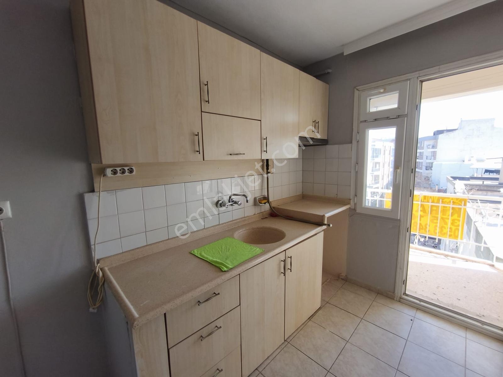 Bornova Merkez İle Ata Durağı Arasında Arakat 3+1 Kiralık Daire