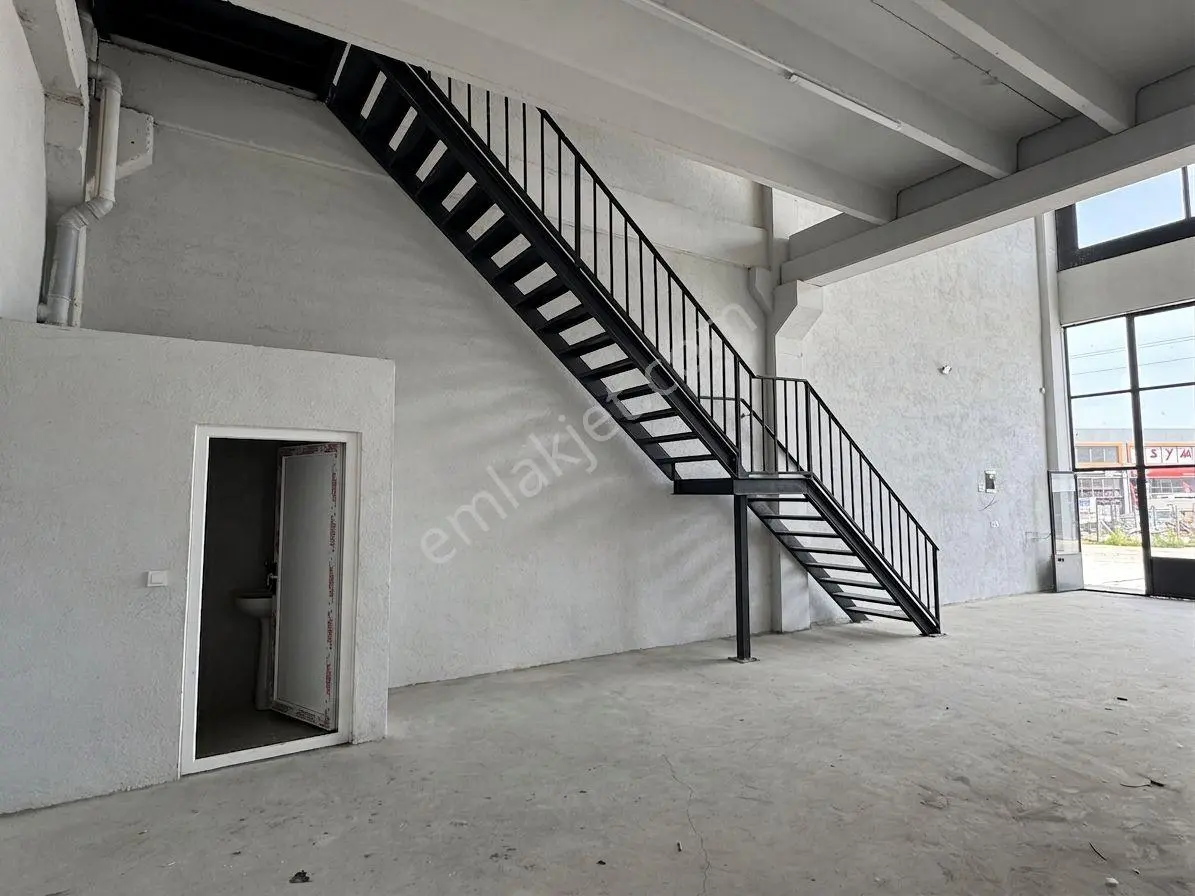 Biga Sanayi Sitesinde 170 M² Kapalı Alanlı Ve Geniş Ön Kullanım Alanlı (75m2) Dükkan - Görsel 3