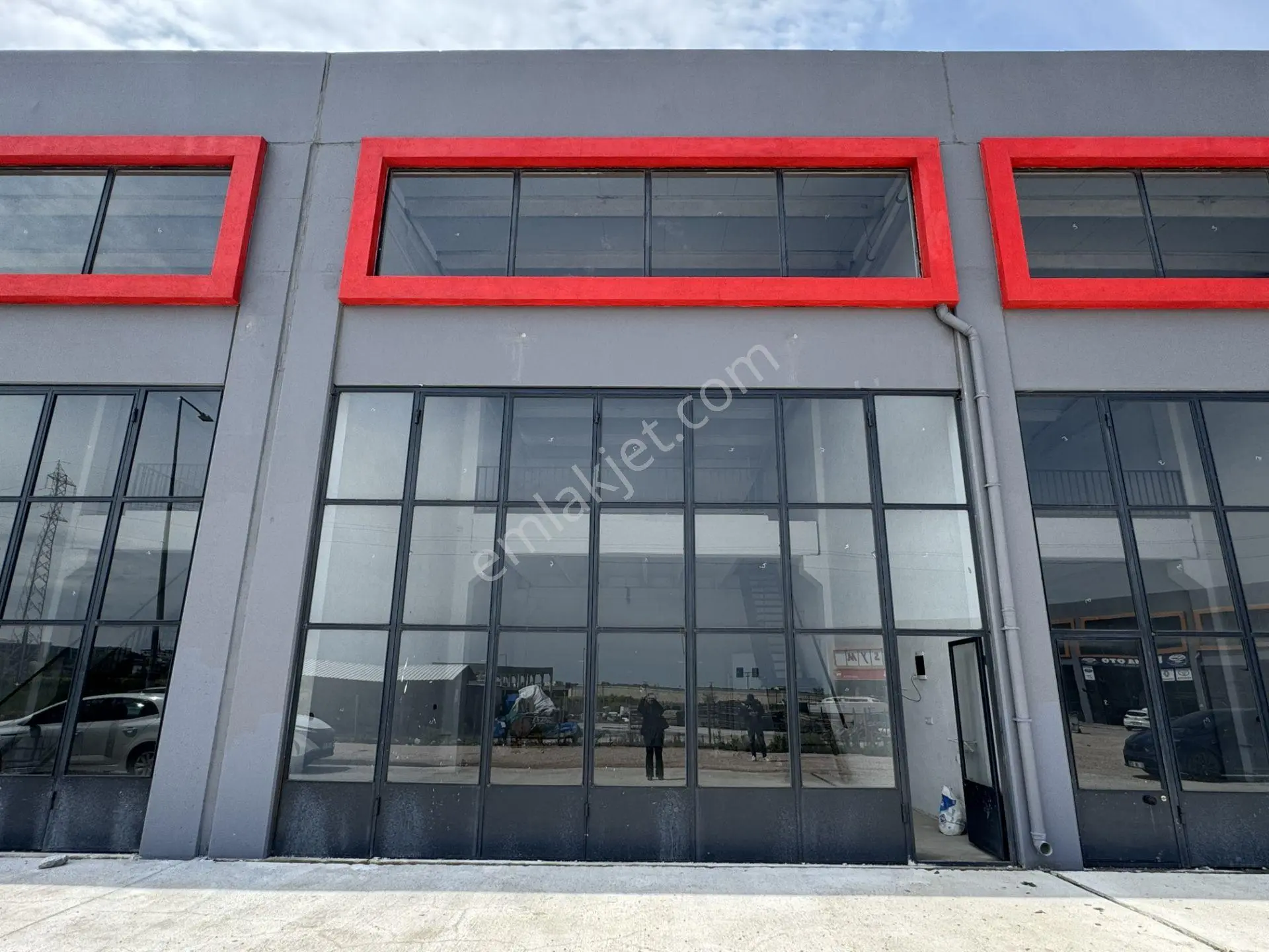 Biga Sanayi Sitesinde 170 M² Kapalı Alanlı Ve Geniş Ön Kullanım Alanlı (75m2) Dükkan