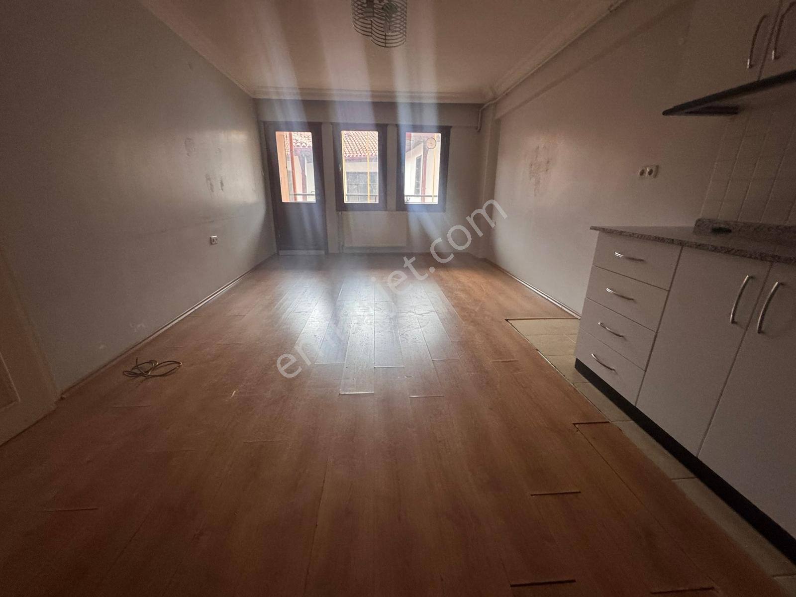 Alipaşa Cami Karşısında Şehrin Tam Merkezinde 2+1 Full Bakımlı - Görsel 3