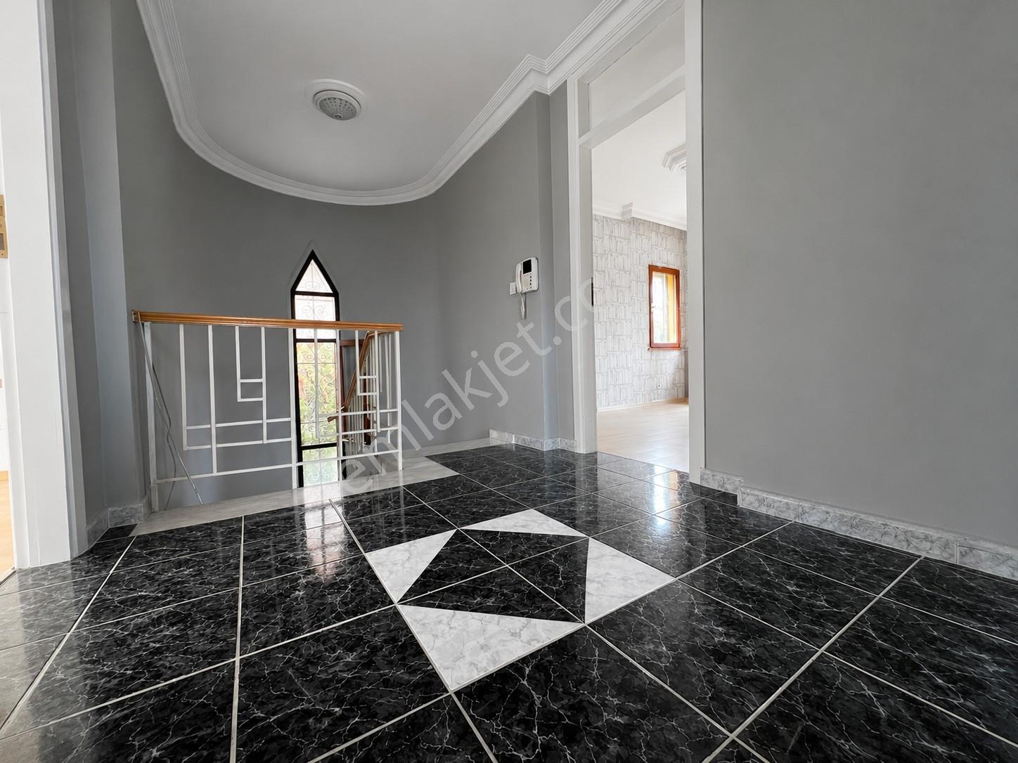 Üsküdar Çengelköy Ata-2 Sitesinde 300 M2 Tripleks Tekli Villa - Görsel 20
