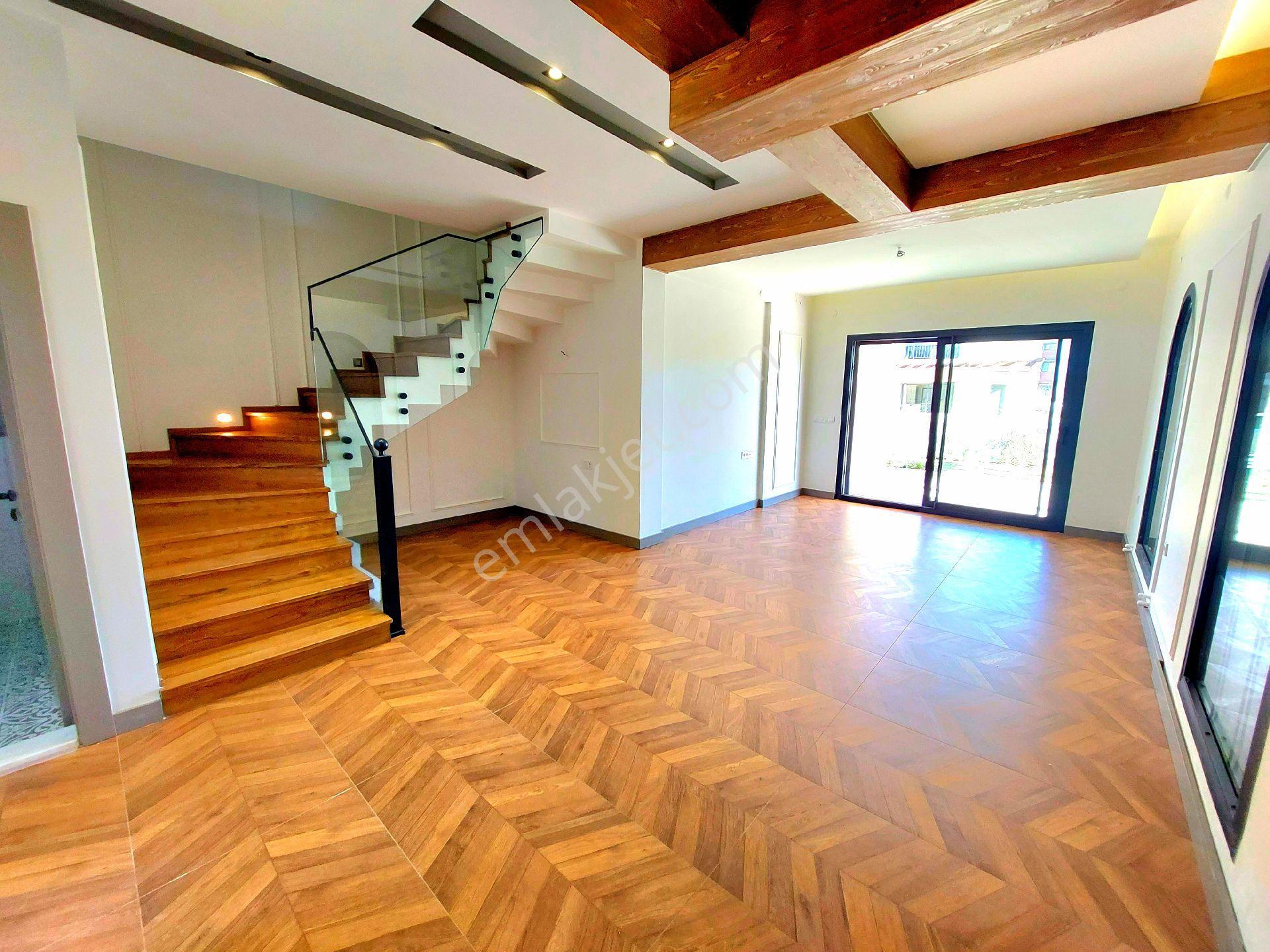 Kuşadasında Havuzlu Bahçeli Sıfır Villa - Görsel 15
