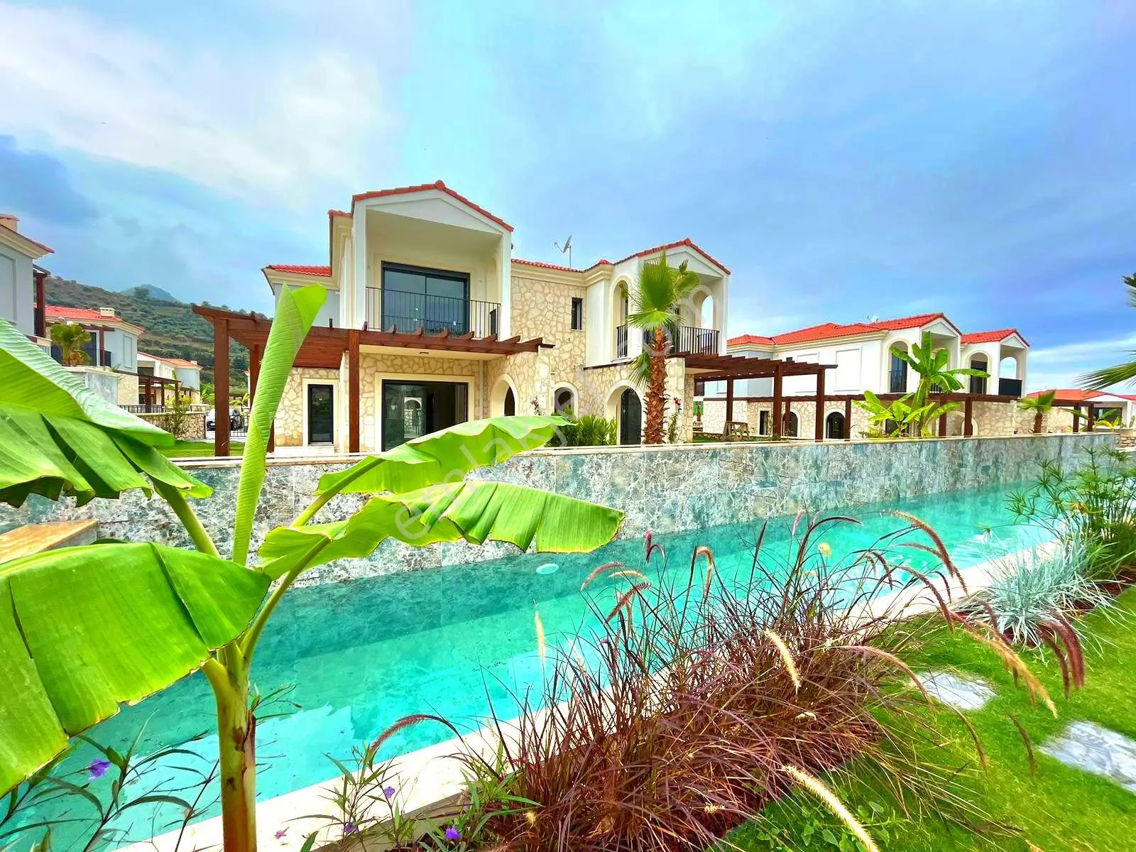 Kuşadasında Havuzlu Bahçeli Sıfır Villa - Görsel 3