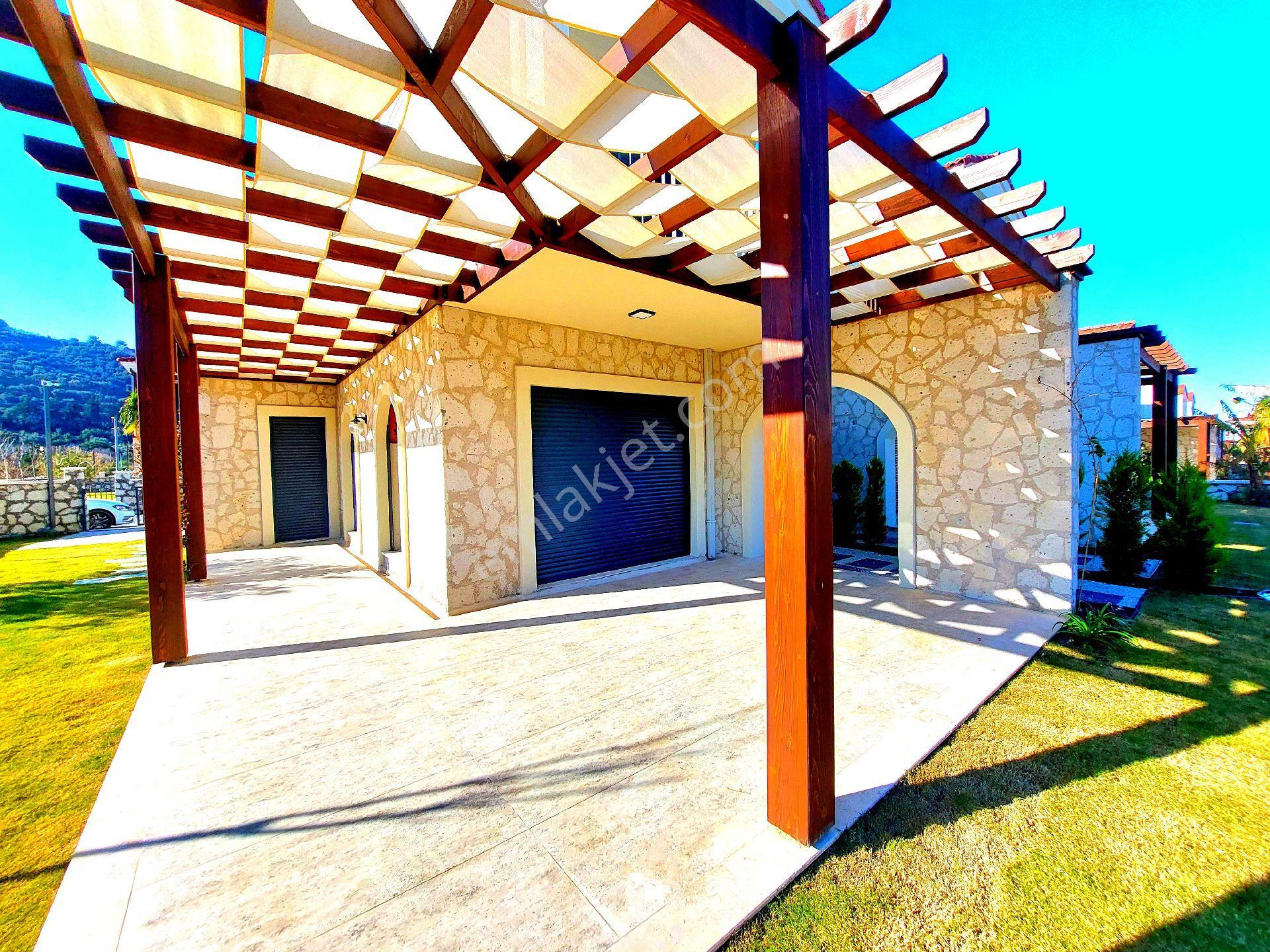 Kuşadasında Havuzlu Bahçeli Sıfır Villa - Görsel 33