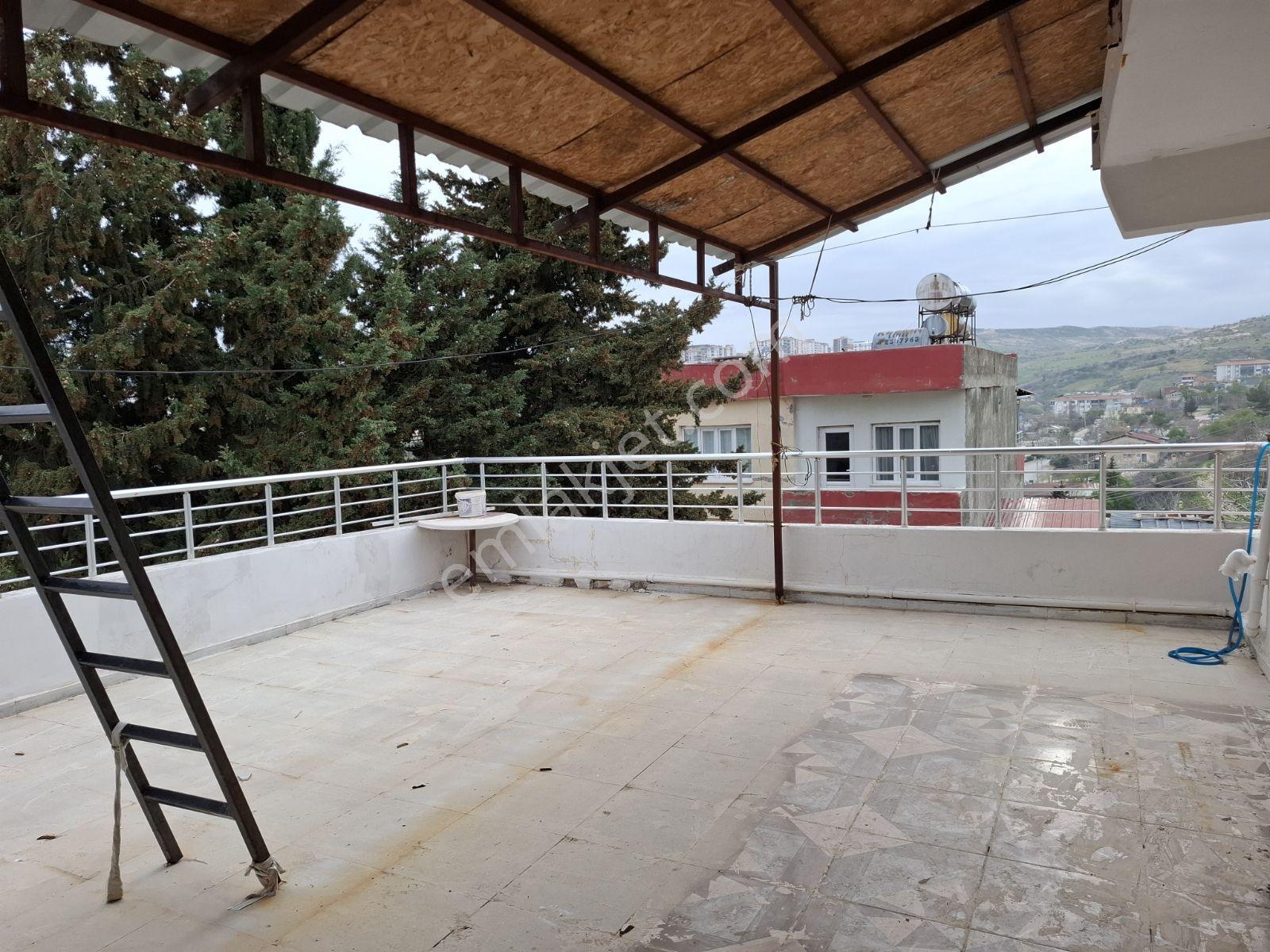 Hakev'den Cirit Meydan Mah. Satılık 3 Katlı Teraslı Müstakil Ev - Görsel 35
