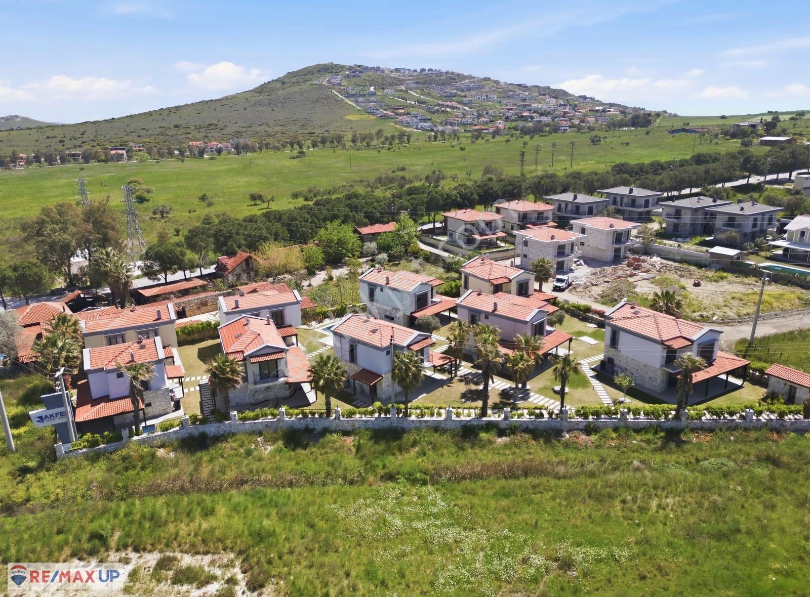 Foça Yenibağarasında 3+1 Bahçeli, Havuzlu Fırsat Villa
