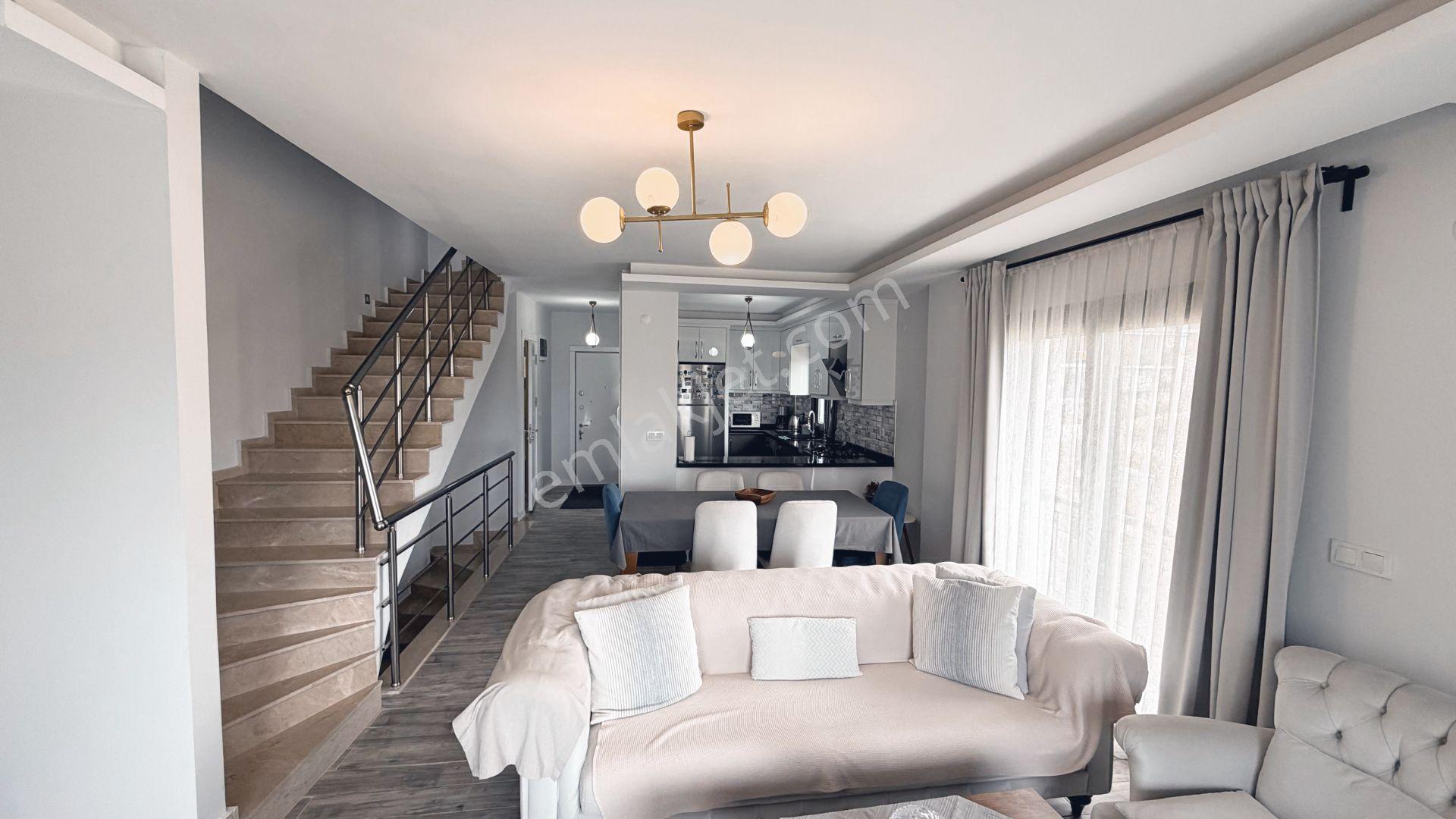 Seferihisar'da Havuzlu Sitede Satılık 4+2 Tripleks Villa - Görsel 4