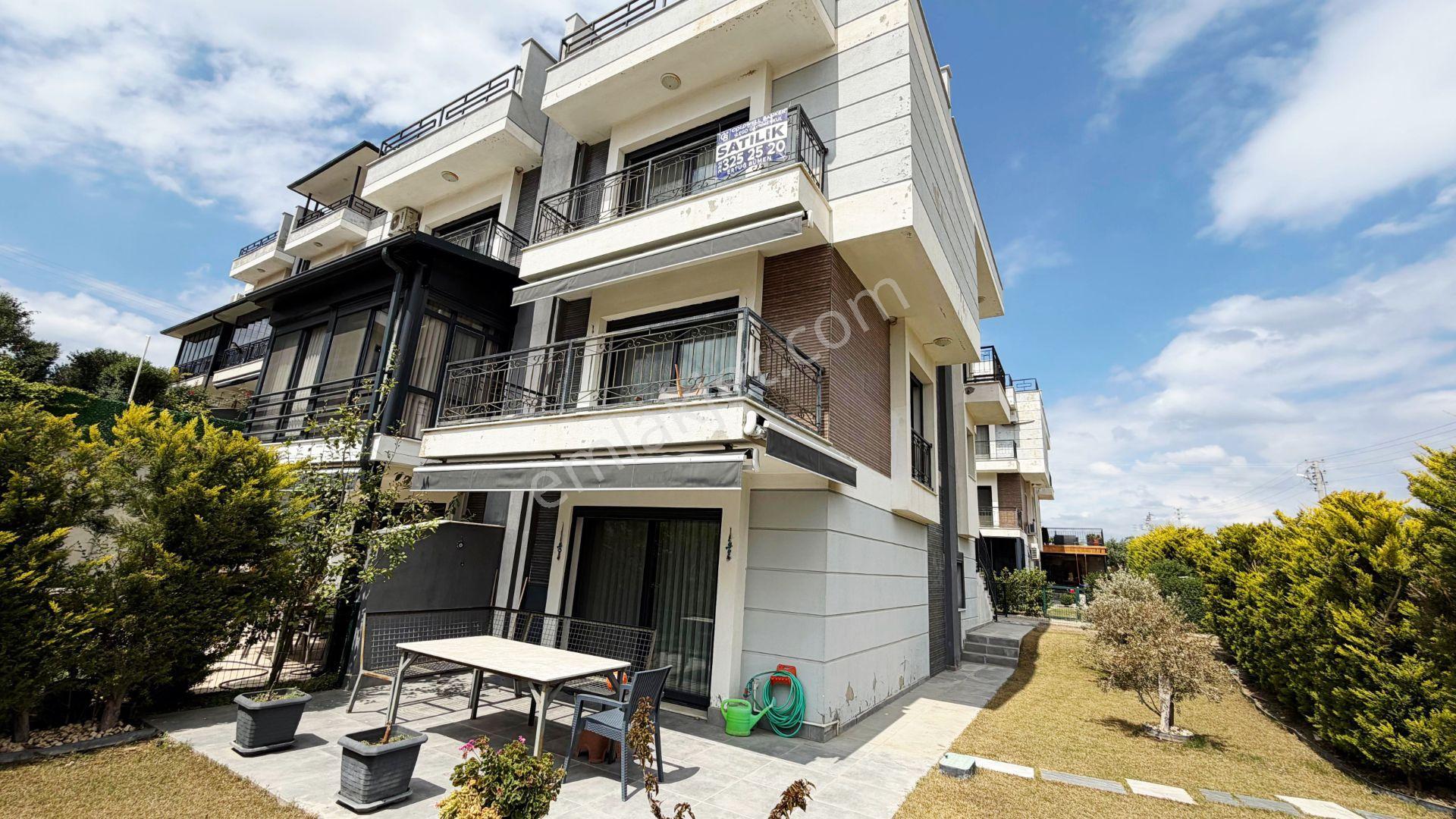 Seferihisar'da Havuzlu Sitede Satılık 4+2 Tripleks Villa