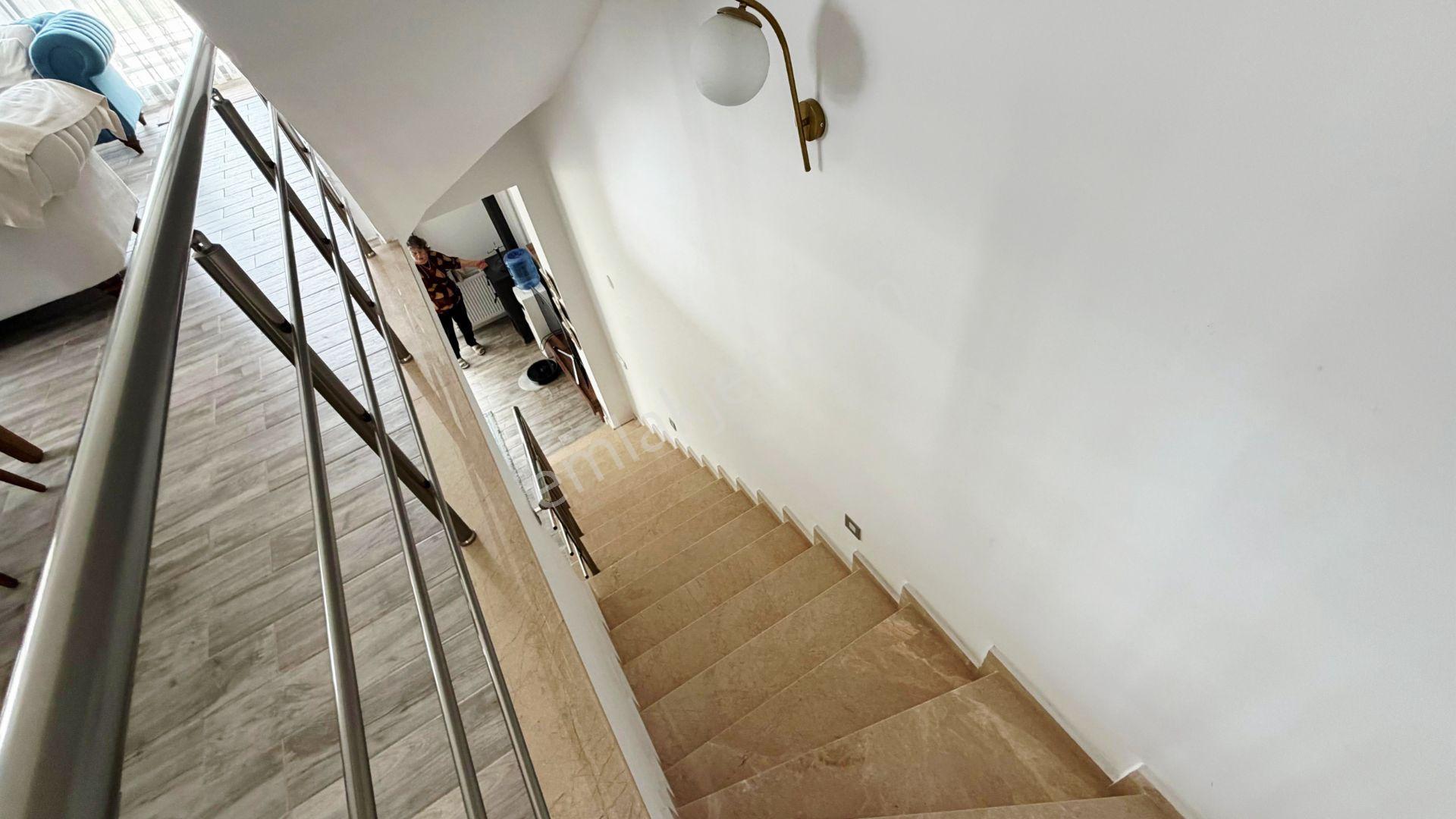 Seferihisar'da Havuzlu Sitede Satılık 4+2 Tripleks Villa - Görsel 30