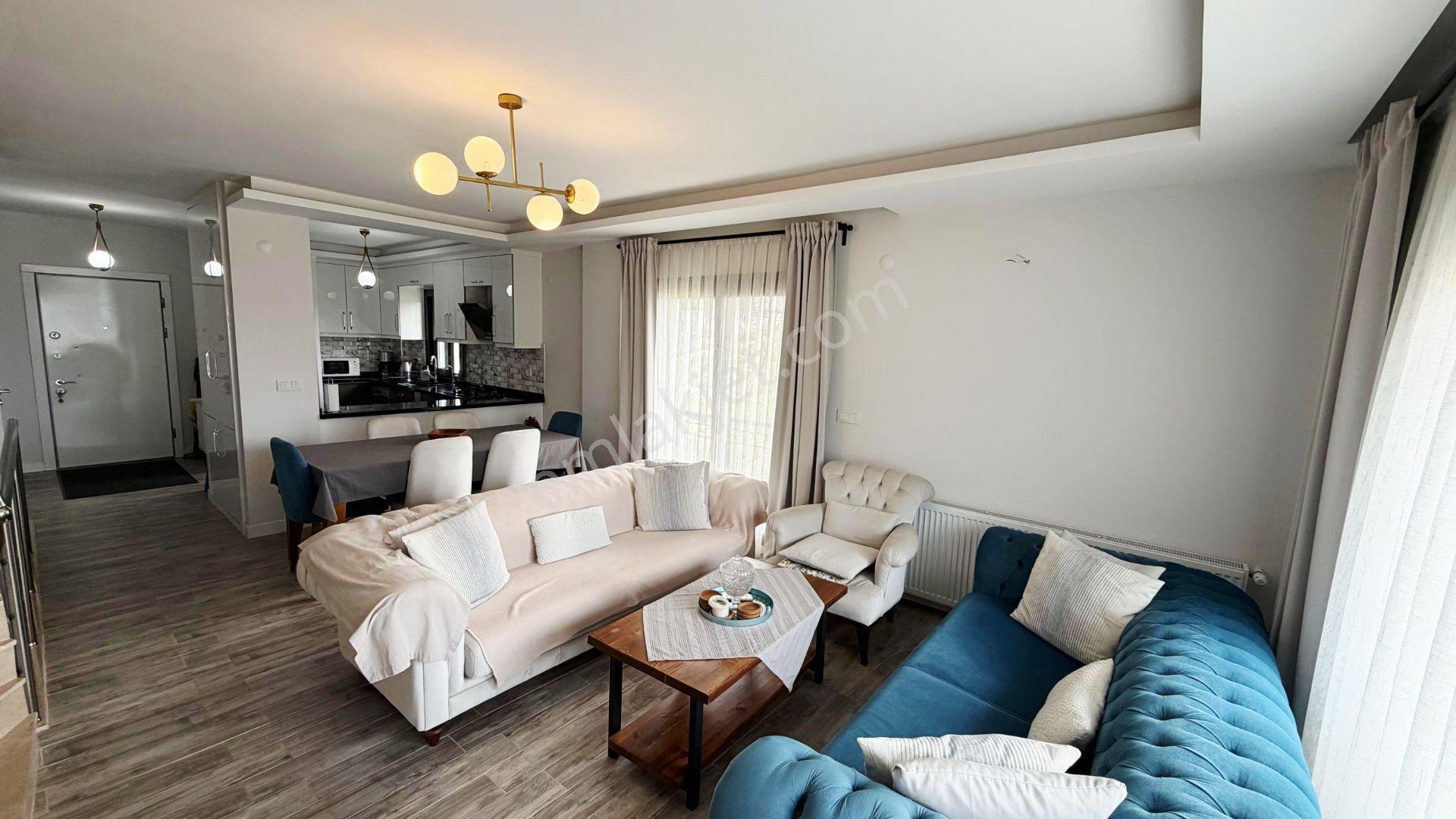 Seferihisar'da Havuzlu Sitede Satılık 4+2 Tripleks Villa - Görsel 7