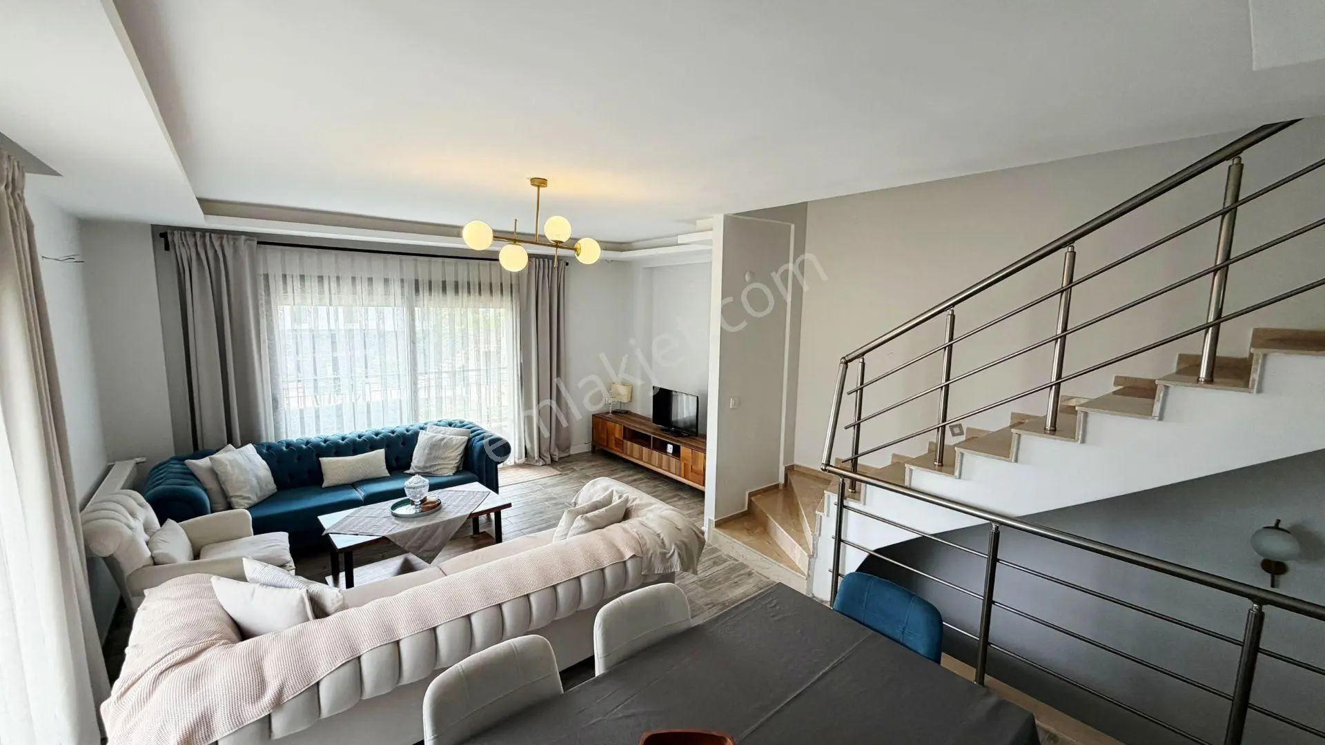 Seferihisar'da Havuzlu Sitede Satılık 4+2 Tripleks Villa - Görsel 2