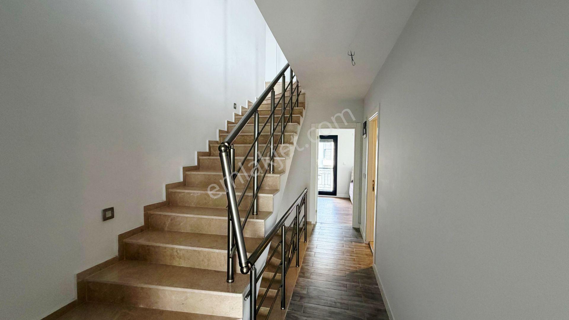 Seferihisar'da Havuzlu Sitede Satılık 4+2 Tripleks Villa - Görsel 29