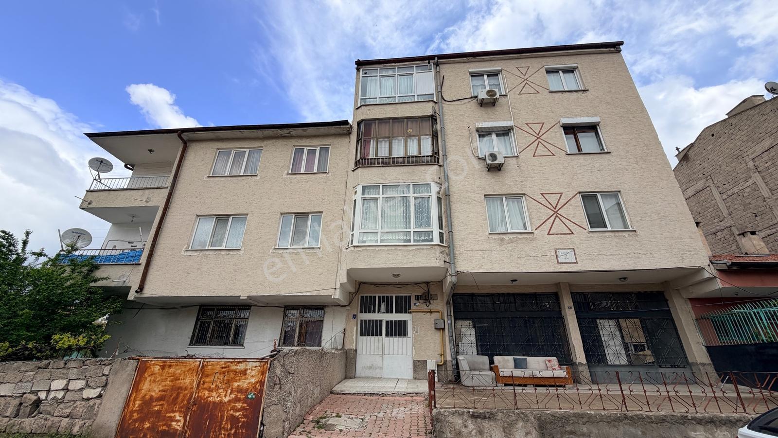 Yunusemre Mahallesinde Ara Kat Satılık Kombili Daire