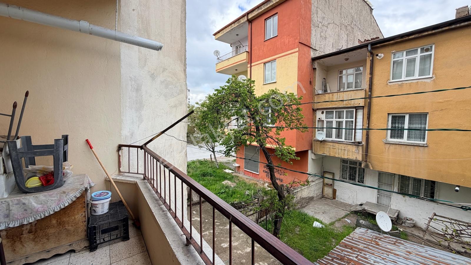 Yunusemre Mahallesinde Ara Kat Satılık Kombili Daire - Görsel 9