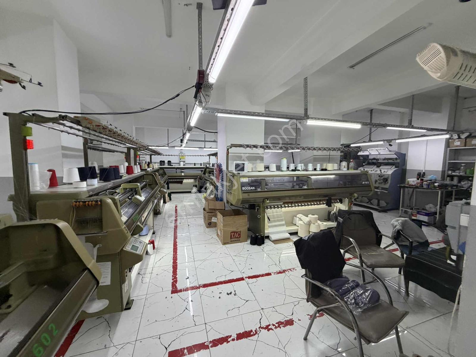 Üçyüzlü Metronun Karşısında Kiralık 350 M2 Düz Giriş - Görsel 24