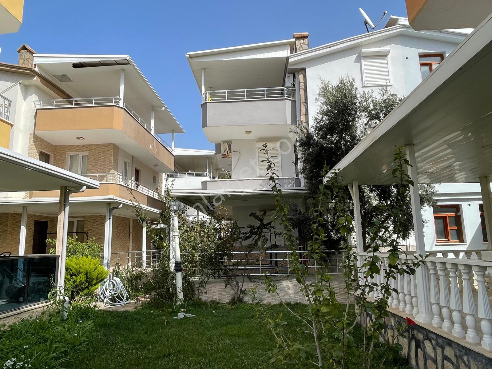 Denize Yakın Konumda 3+1 Bahçeli,verandalı Ve Teraslı Yazlık - Görsel 2