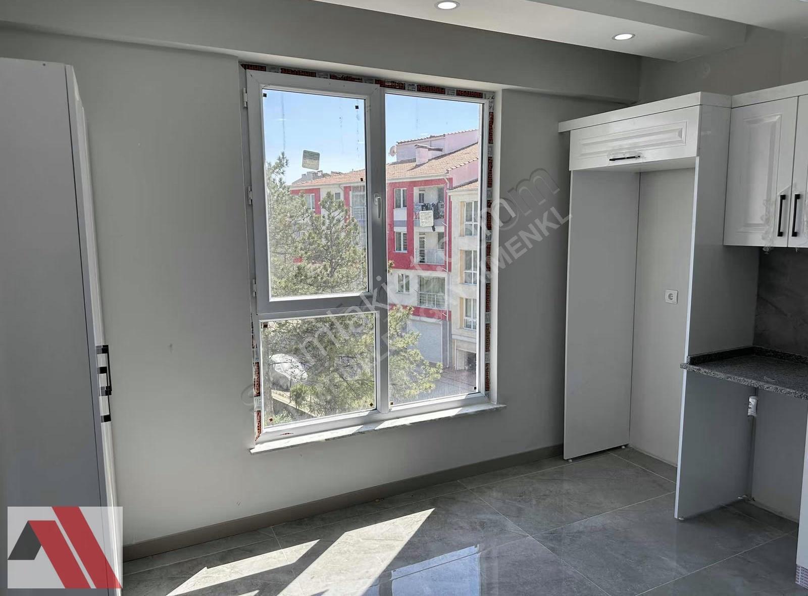 Sümbüller'den Park Manzaralı Ara Kat Yüksek Tavanlı 2+1 Daire - Görsel 8