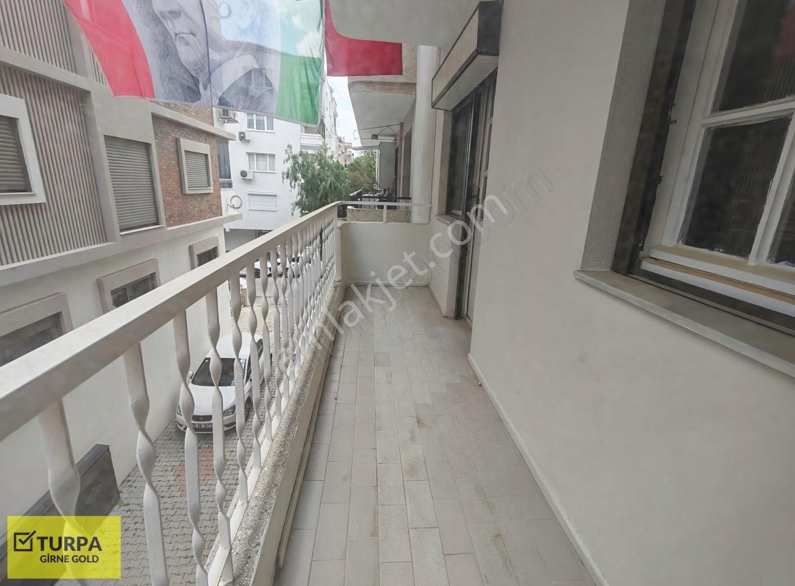 Bostanlı Merkezde Tadilatlı 2+1 Satılık Daire - Görsel 9