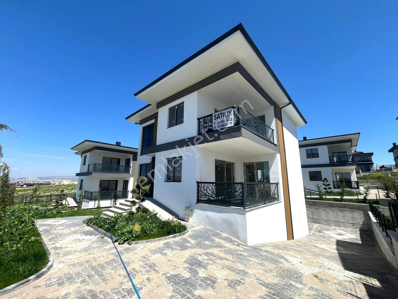 Bağlıca'da Kapalı Otoparklı Ultra Lüks Yapılı 4+1 Satılık Villa - Görsel 2
