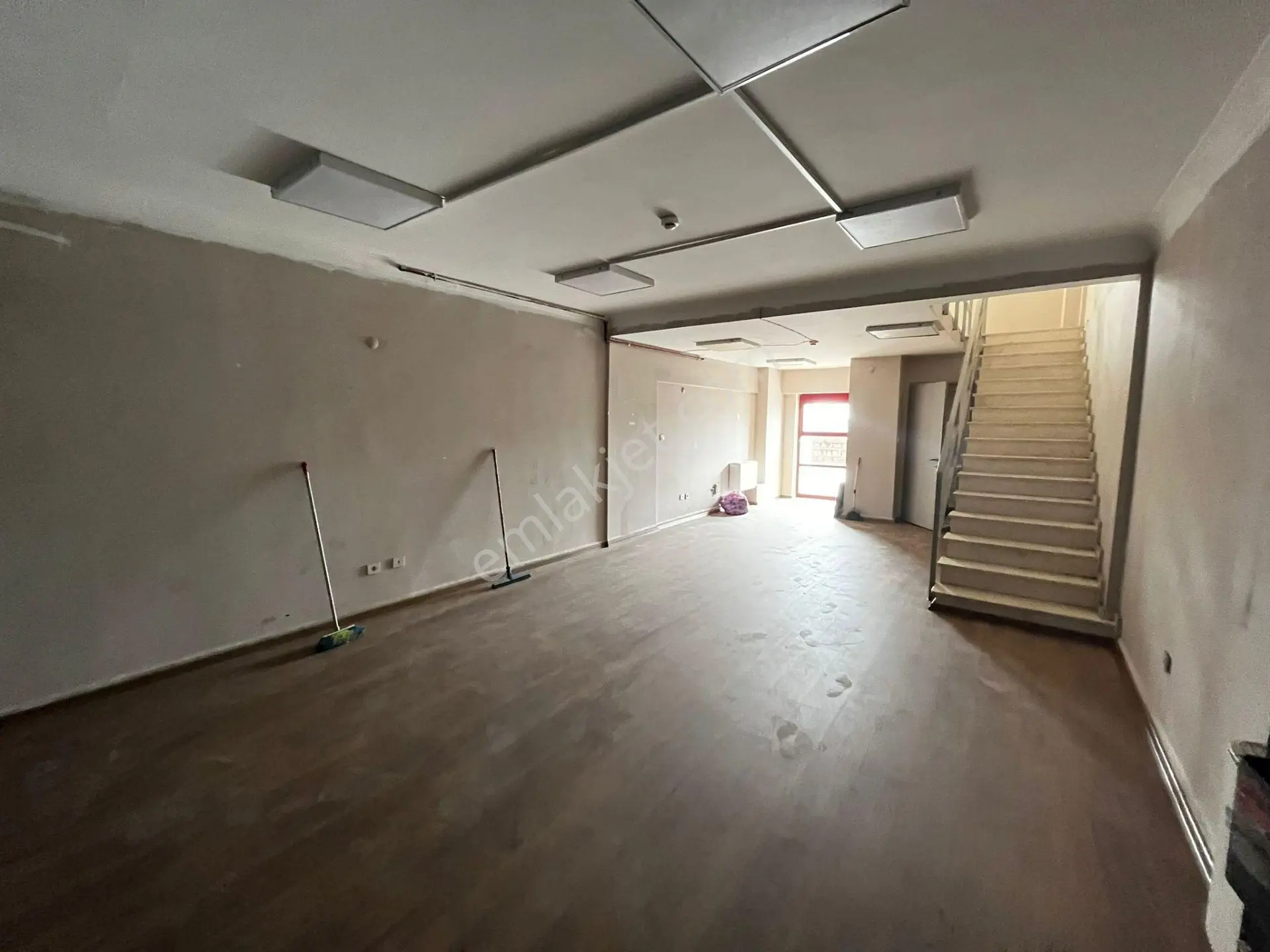Em Of Emlak'tan Giriş Katta Masrafsız 100m² Camlı Kiralık İşyeri - Görsel 3