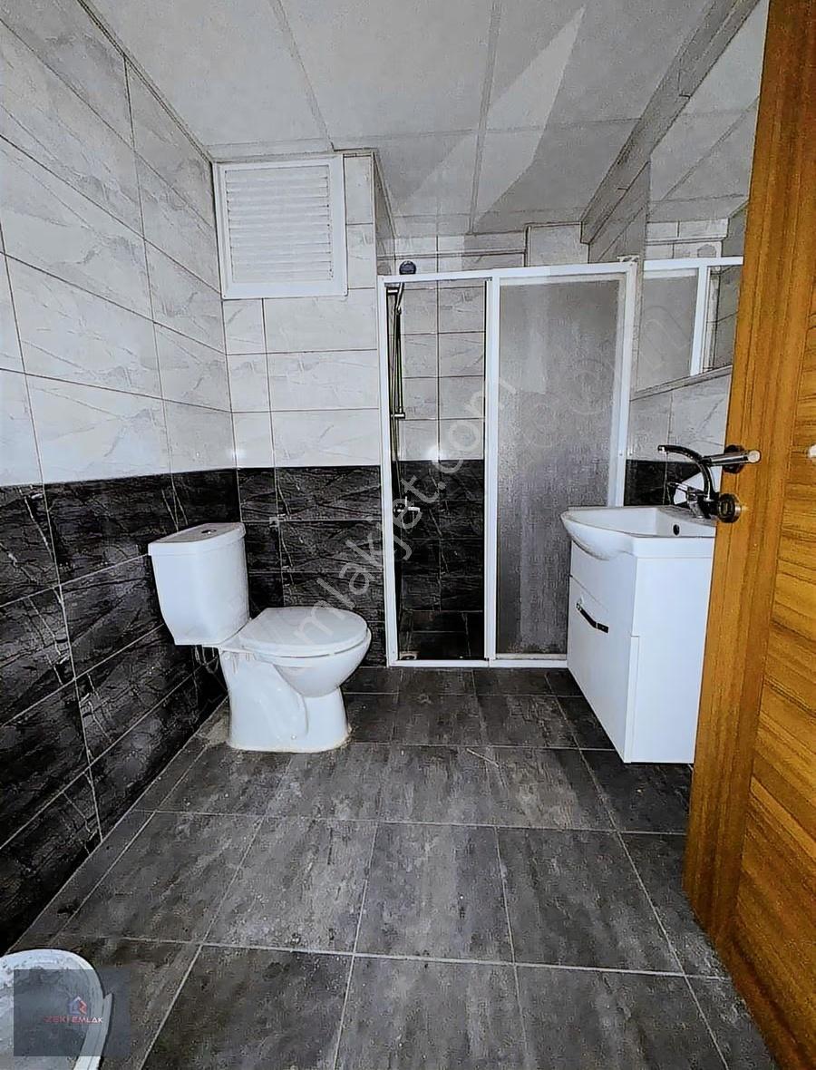 Zeki Emlak'tan Havuzlu Güvenlikli Site İçinde Kiralık 1+1 Daire. - Görsel 3