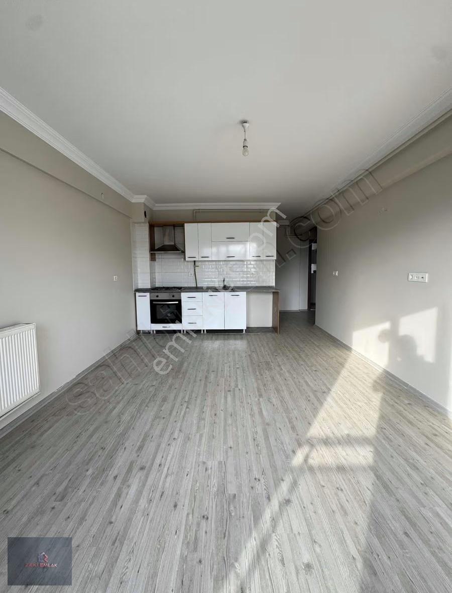 Zeki Emlak'tan Havuzlu Güvenlikli Site İçinde Kiralık 1+1 Daire. - Görsel 4