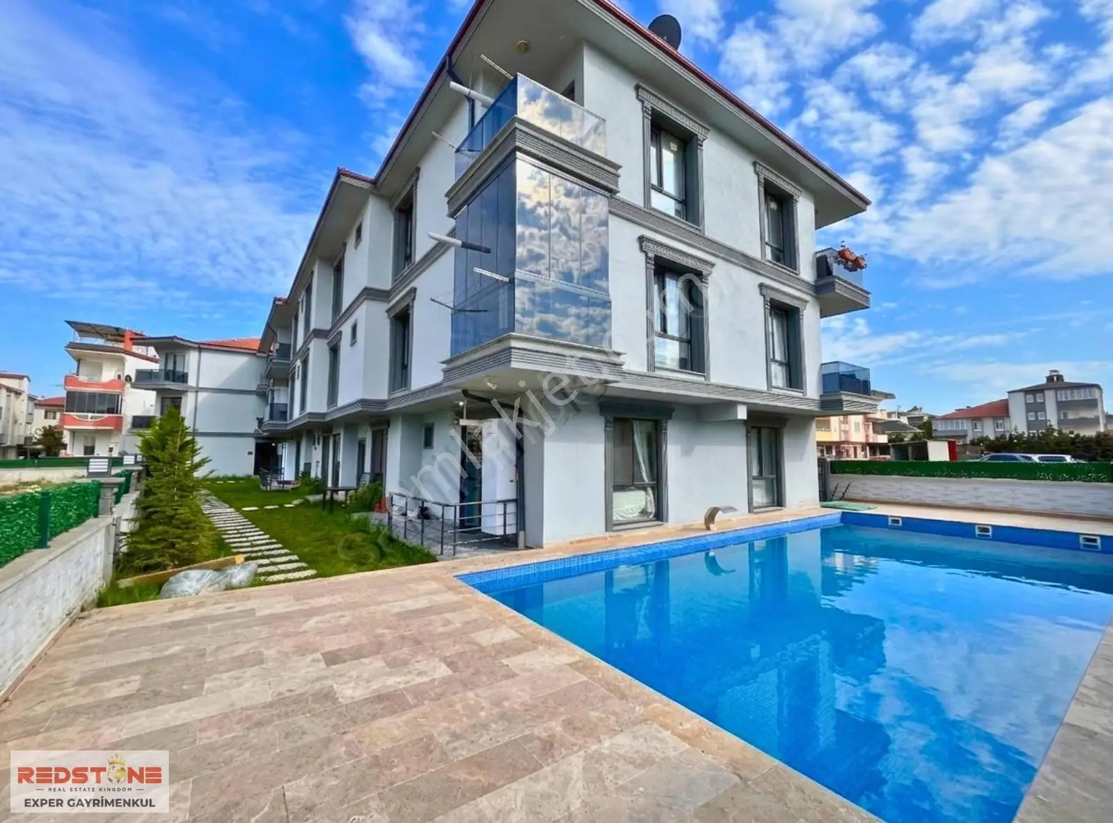 Karasu Havuzlu Kombili Eşyalı Denize Yakın Geniş 1+1 Daire