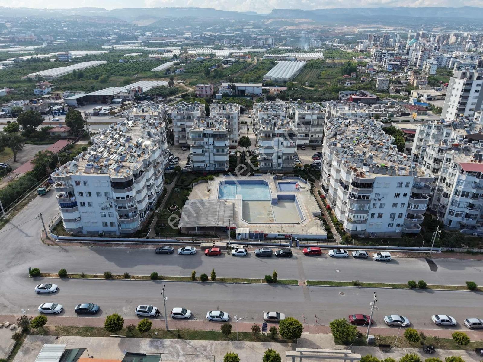Erdemlide Acil Satılık Denize Sıfır Havuzlu Sitede Eşyalı Daire
