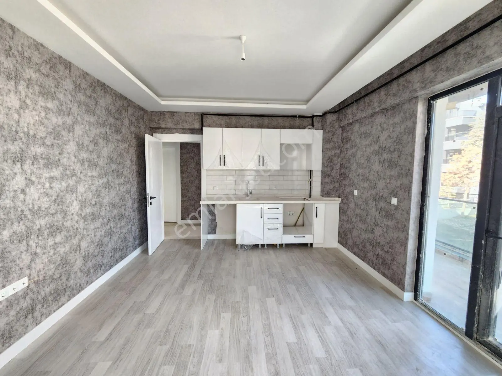 Alaçatı'dan Sıfır/bulvara Yakın/ön Cephe/yerden Isıtma Kiralık