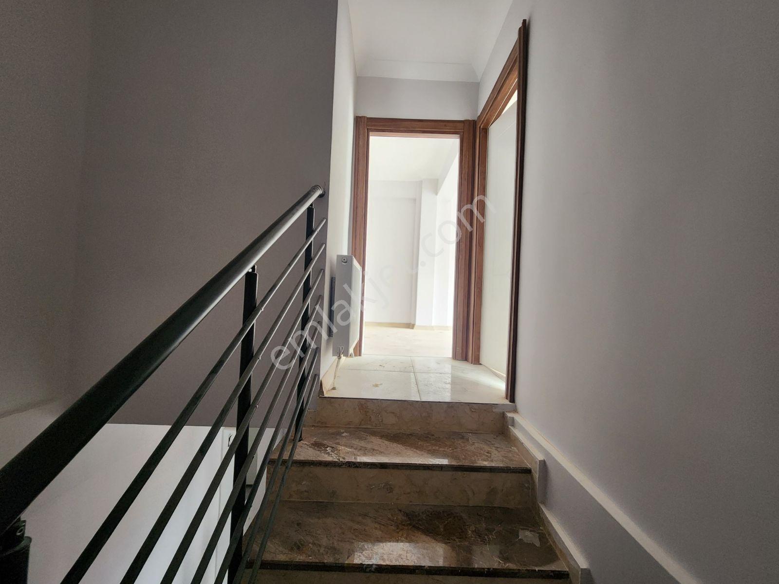 Alaçatı'dan % 80 Kredi İmkanı Teraslı/öncephe/vadi Manzaralı 3+1 - Görsel 31
