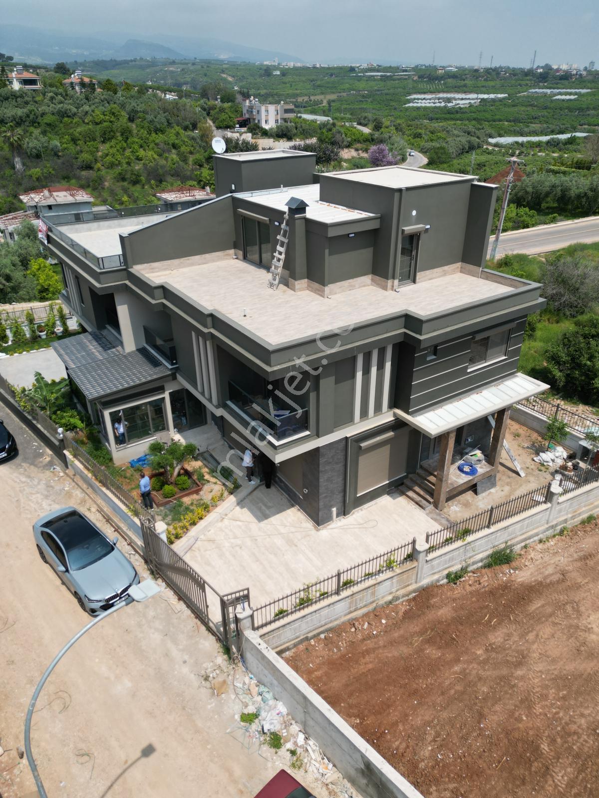 Bm"den Kuyulukta Doğa Manzaralı-asansörlü-saunalı 5+1 İkiz Villa